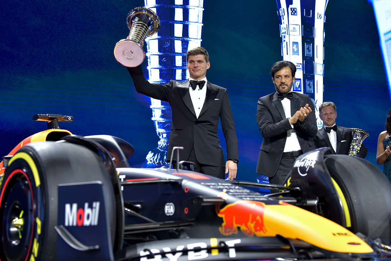 マックス・フェルスタッペン、2022年F1チャンピオンのトロフィーを受け取る