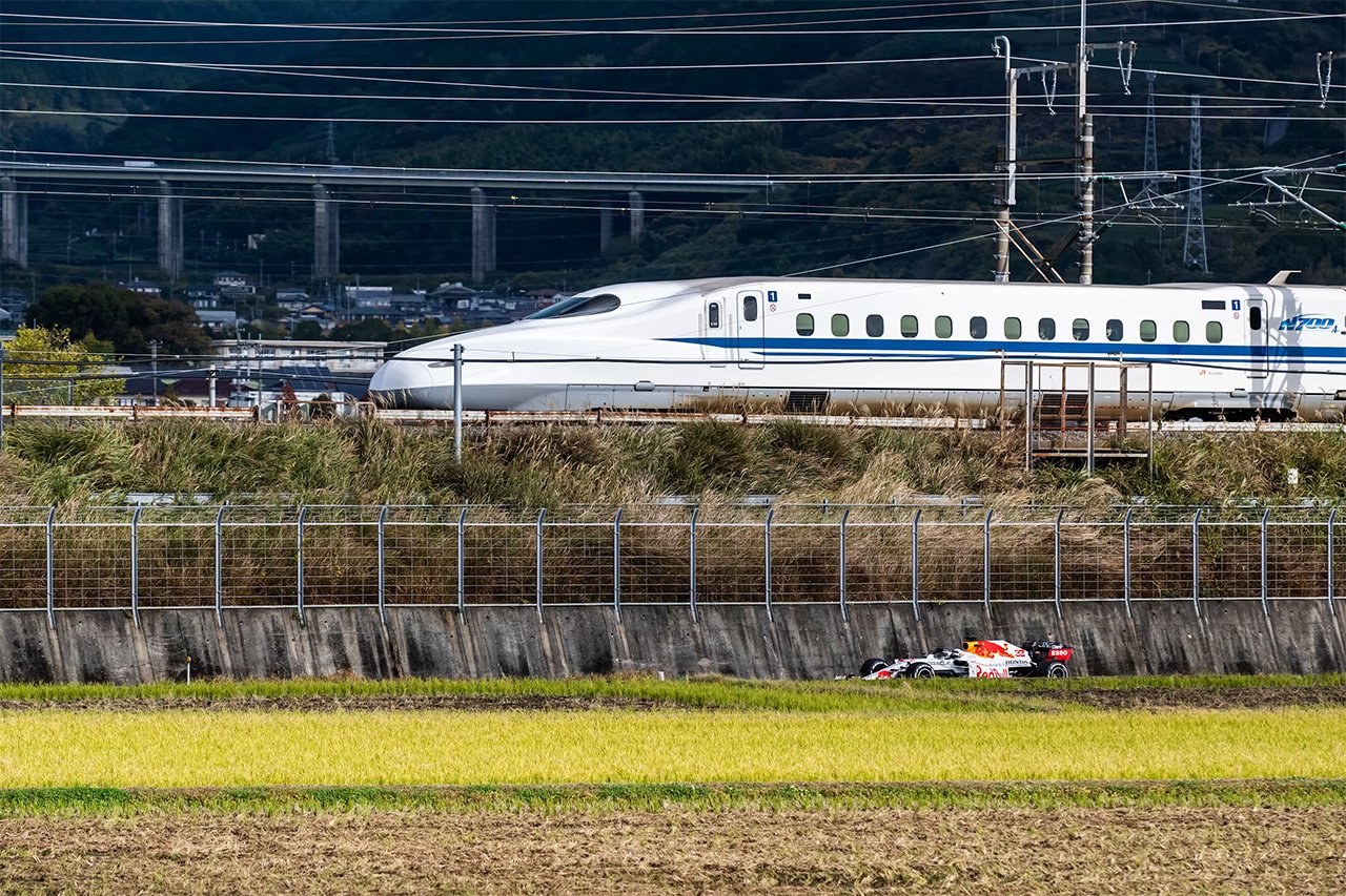 レッドブルF1 RB16Bと東海道新幹線