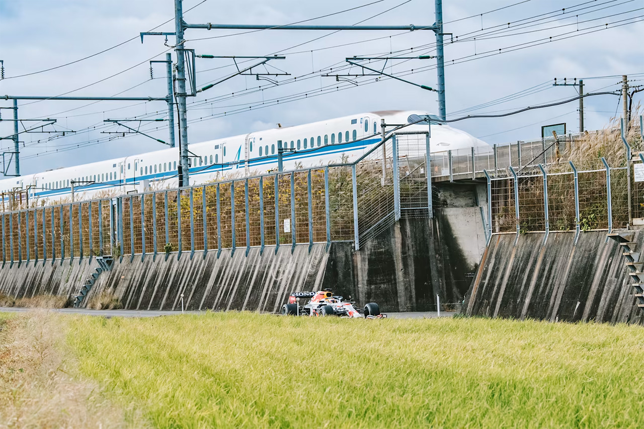 【動画】 レッドブルのF1マシンと新幹線が“史上最速のランデブー走行”