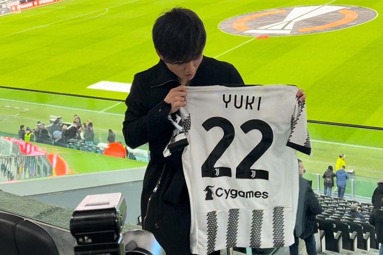 F1：角田裕毅が初のサッカー生観戦 ユベントスがユニフォームをプレゼント