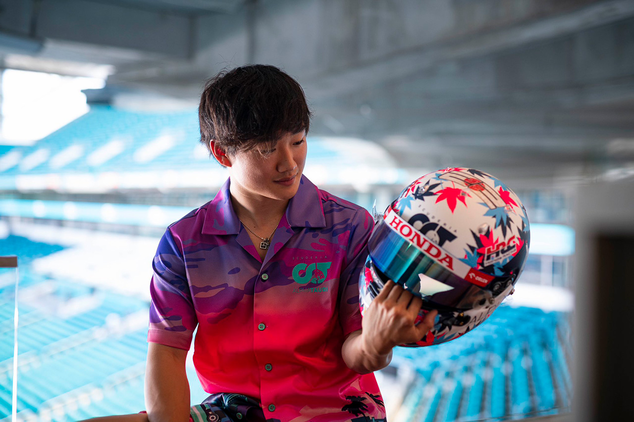 角田裕毅、2023年F1マイアミGPでスペシャルヘルメットを着用