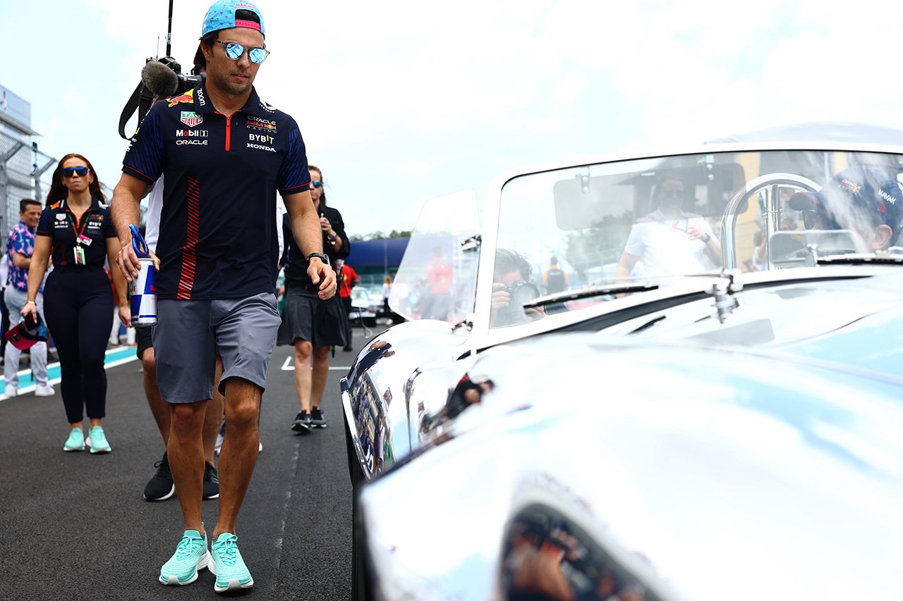 セルジオ・ペレス、F1マイアミGPのドライバーズパレード遅刻で戒告処分