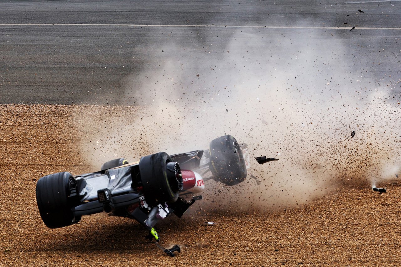 周冠宇、2022年F1イギリスGPの大事故の映像は「見ることができない」