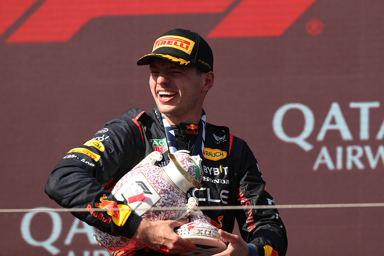 ノリス、F1ハンガリーGP表彰式でマックスの優勝トロフィーを誤って粉砕