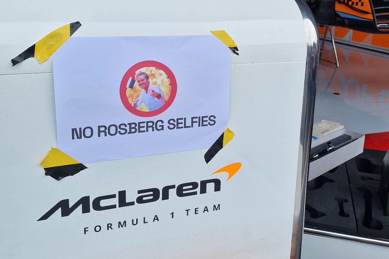 ニコ・ロズベルグの呪い：マクラーレンF1のガレージに自撮り禁止の張り紙