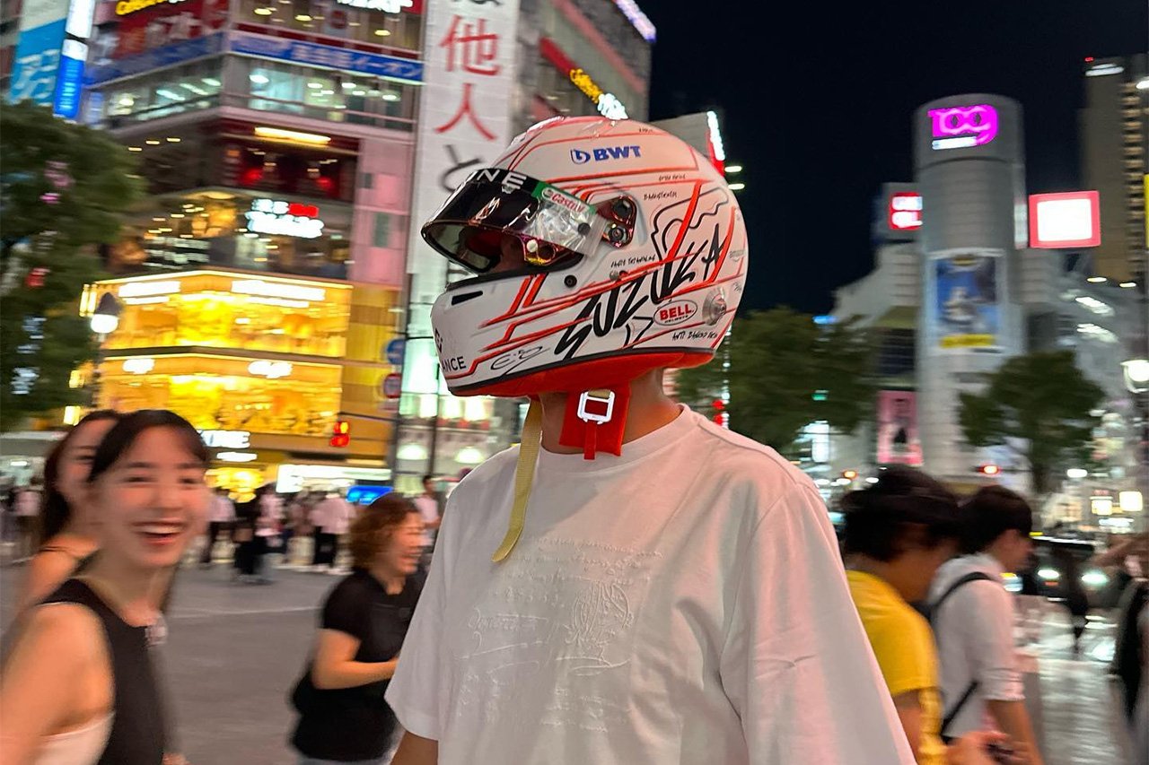 エステバン・オコン、F1日本GP仕様のヘルメットを被って渋谷に出現