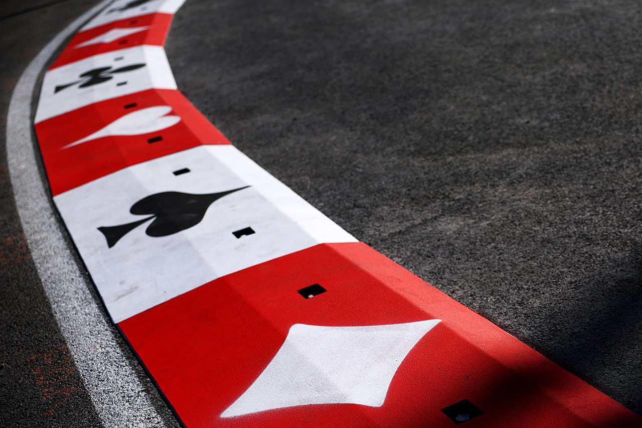 F1ラスベガスGP 初開催に向けて縁石を“トランプ柄”に装飾