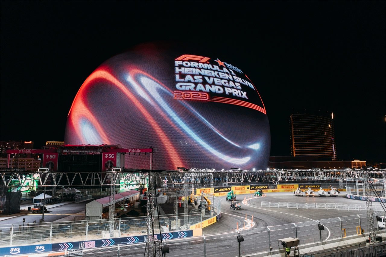 F1ラスベガスGP 巨大球体施設『スフィア』のLEDスクリーンがレースを演出