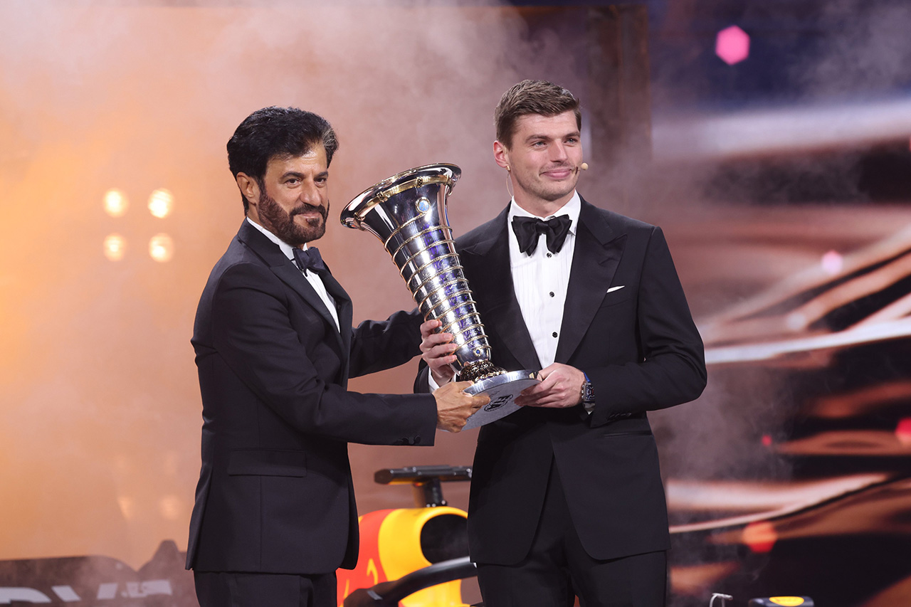 マックス・フェルスタッペン 2023年F1チャンピオンのトロフィーを受け取る