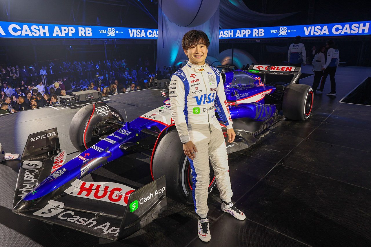 角田裕毅 「今年の車とスーツはまた一段とかっこいい！」 / ビザ・キャッシュアップRB F1チーム