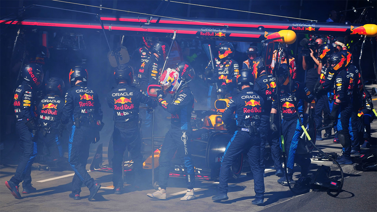 F1オーストラリアGP 煙が立ち込めた後、レッドブル・レーシングのマックス・フェルスタッペンが歩いてガレージに戻る
