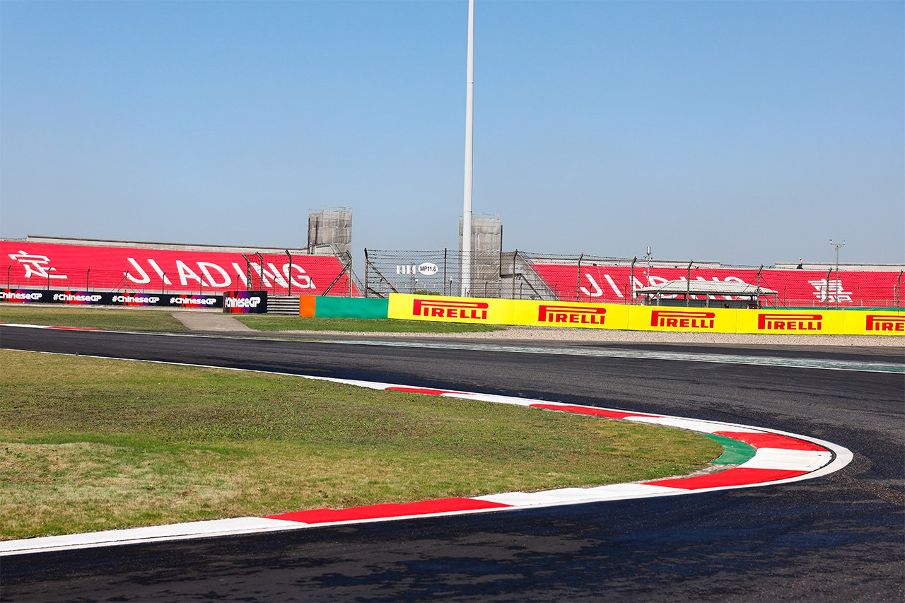 ペンキ塗りは誤解？F1中国GPサーキットの黒塗りの路面の真相