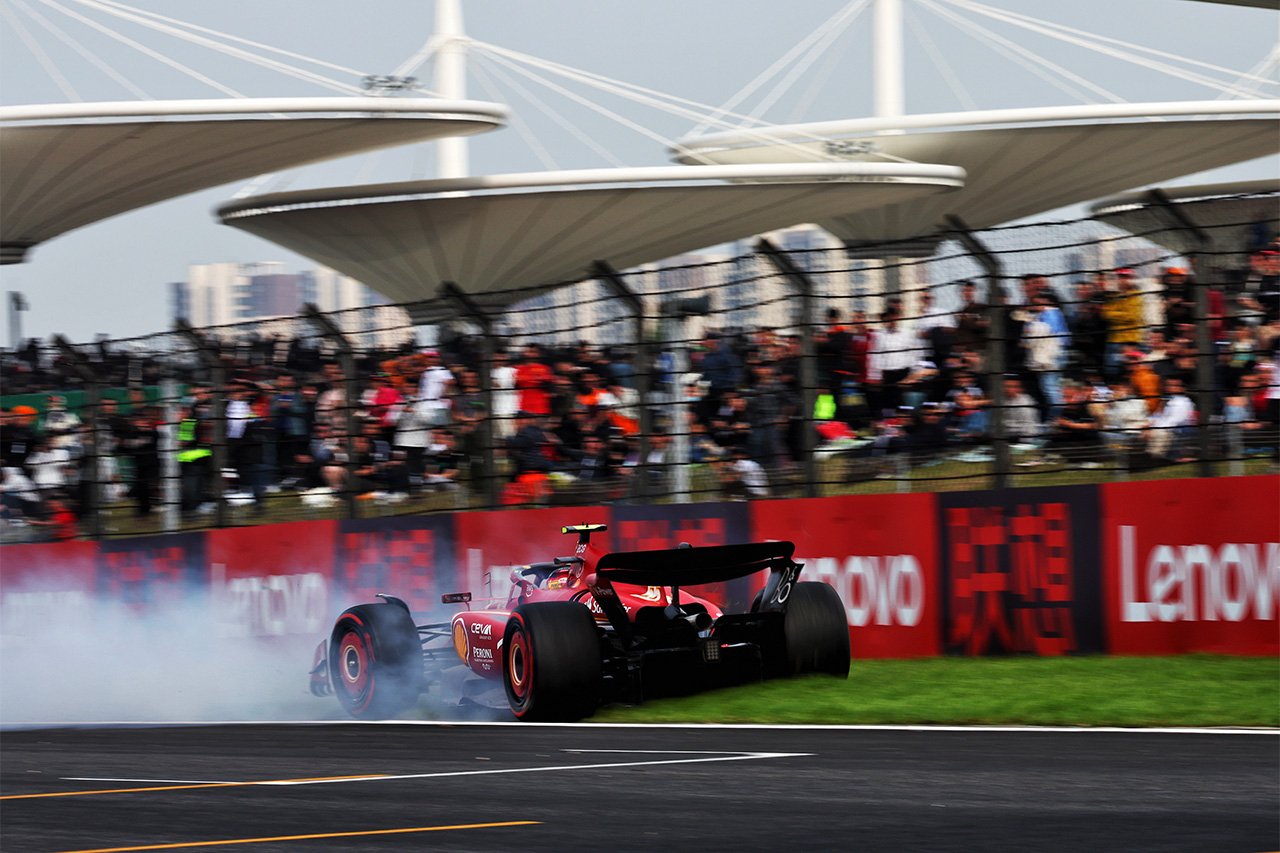 カルロス・サインツJr.のF1中国GP予選続行を巡る「ストップ」の定義 