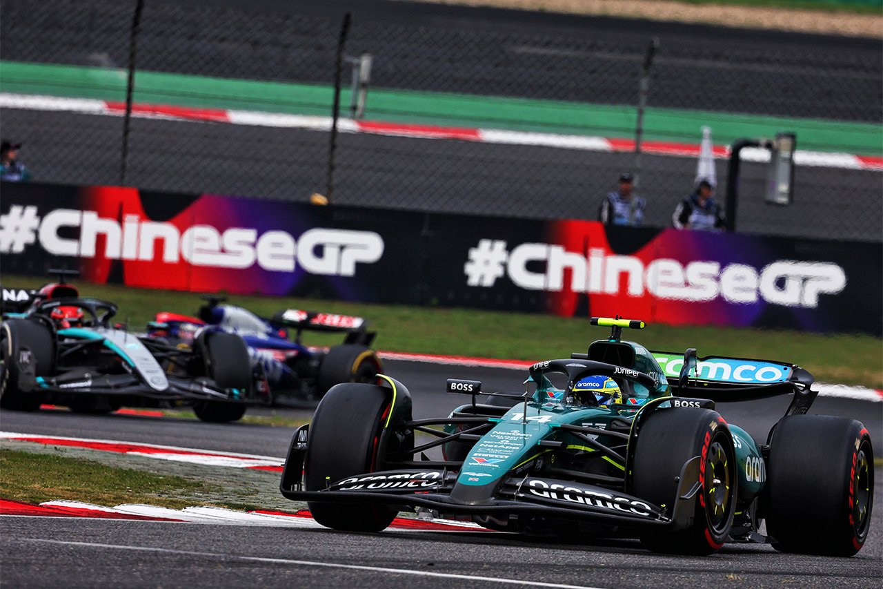 フェルナンド・アロンソがF1中国GP中盤でソフトを選択した理由