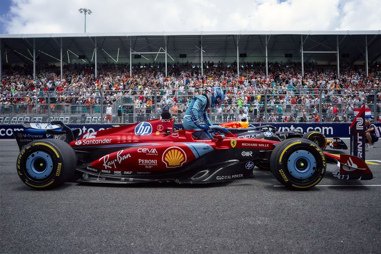 Bell 1 2スケール シャルル ルクレール スクーデリア フェラーリ 2024年仕様 ヘルメット F1 5☆大好評 - その他模型