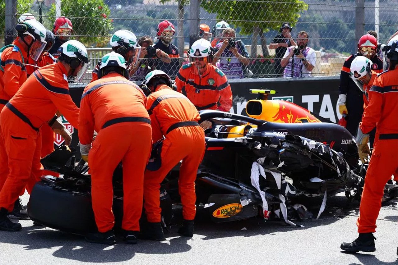 F1モナコGP セルジオ・ペレスの大クラッシュでカメラマンが軽傷
