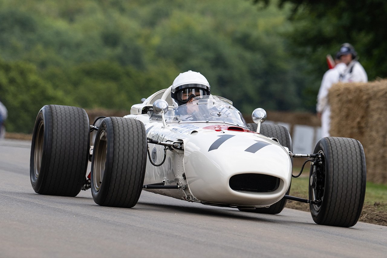 Goodwood Festival of Speed 2024で角田裕毅がドライブしたRA272