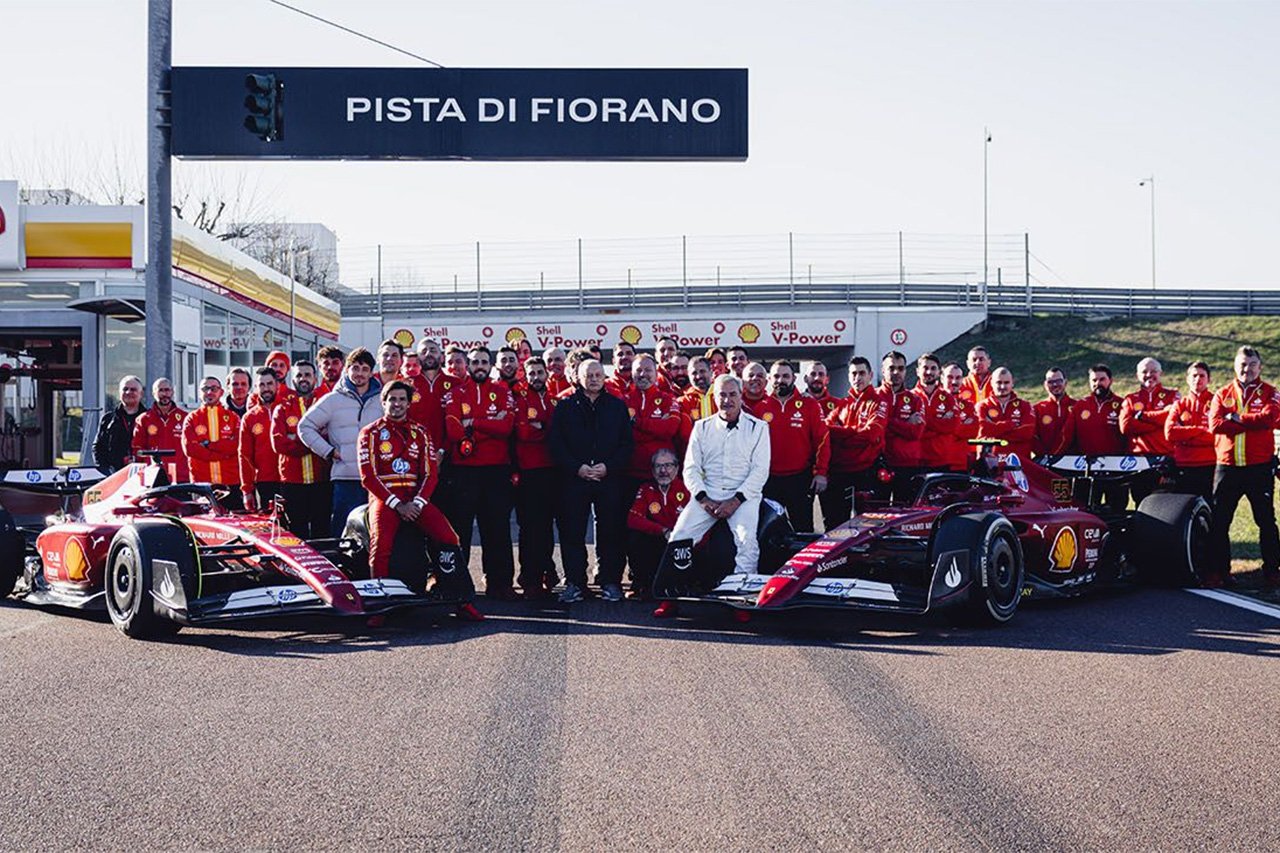 カルロス・サインツJr. 父親とともにF1-75をドライブしてフェラーリに別れ