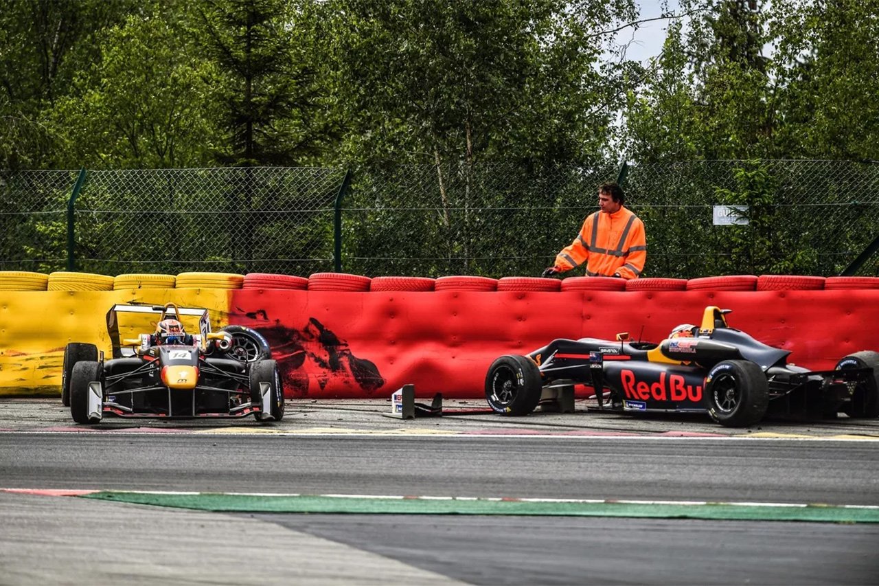 角田裕毅 F1 リアム・ローソン