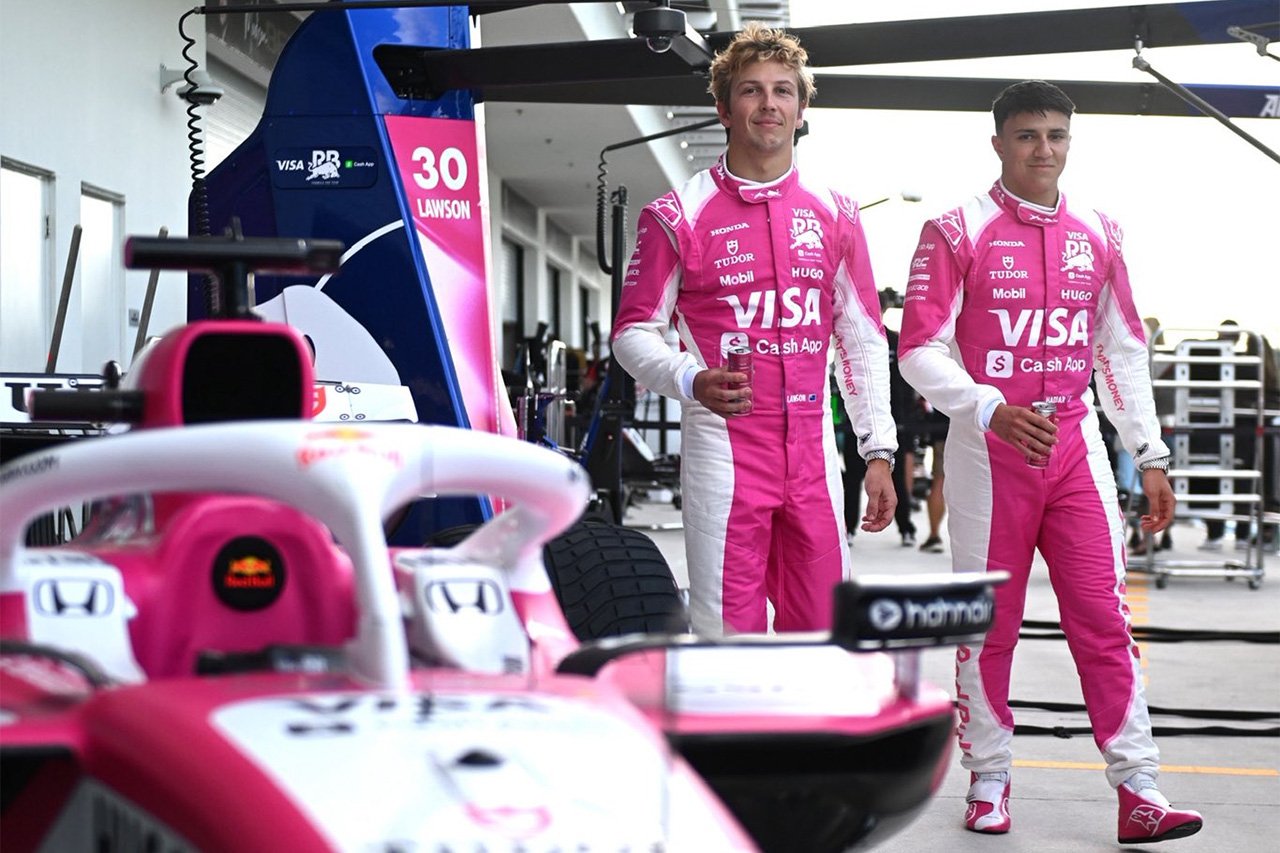 レーシングブルズ F1マイアミGPを戦う“ピンク缶”レーシングスーツを披露