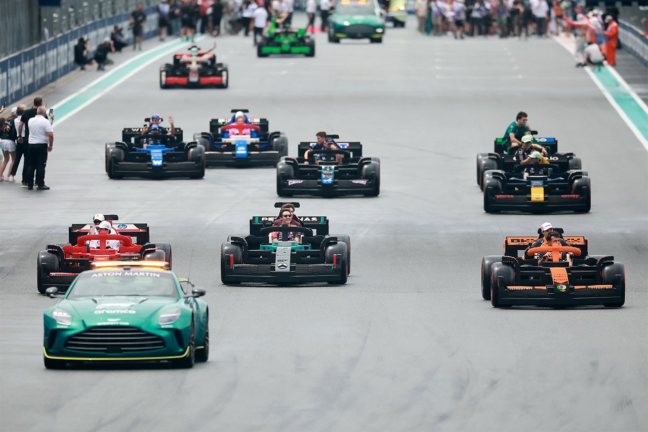 F1マイアミGP:F1ドライバーが“実走可能なLEGOカー”でパレードに登場