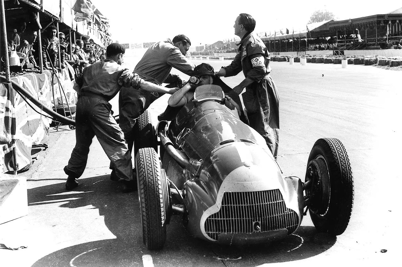 エマニュエル・ド・グラフェンリードが1950年F1初戦シルバーストンをマセラティで走行
