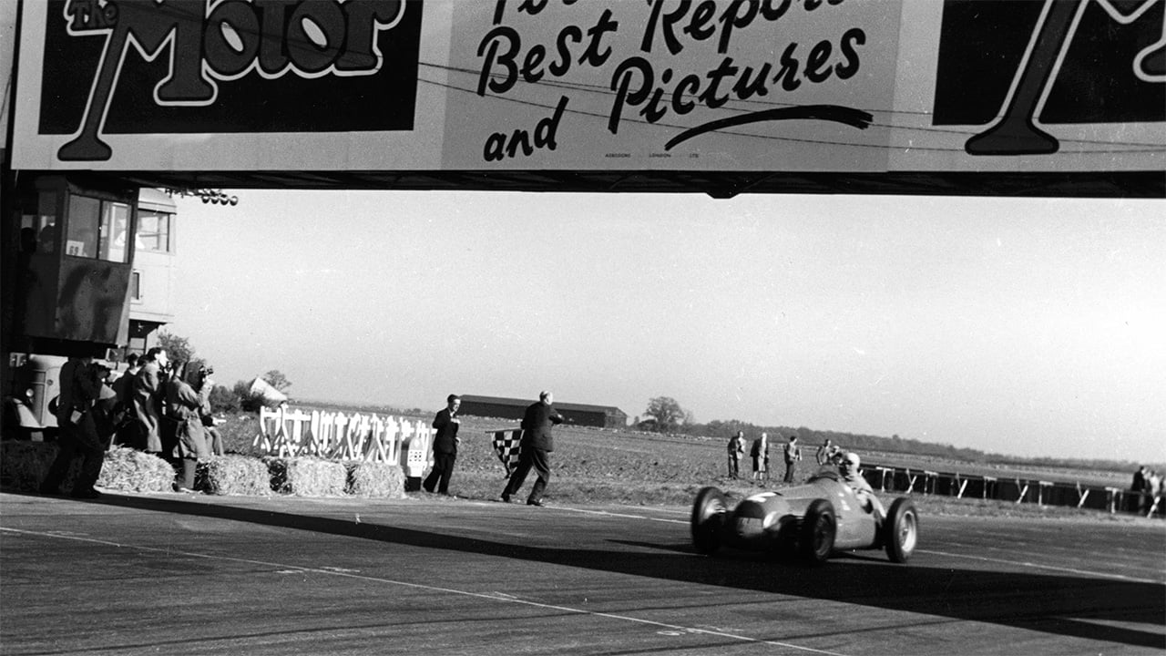 ジュゼッペ・ファリーナとルイジ・ファジオーリがF1初の表彰台で1950年シルバーストンGPの勝利を祝う