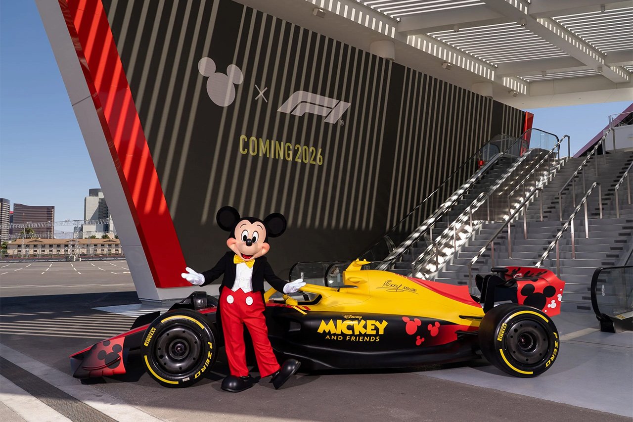 F1とディズニーが2026年からコラボ 『ミッキー&フレンズ』がサーキットに登場