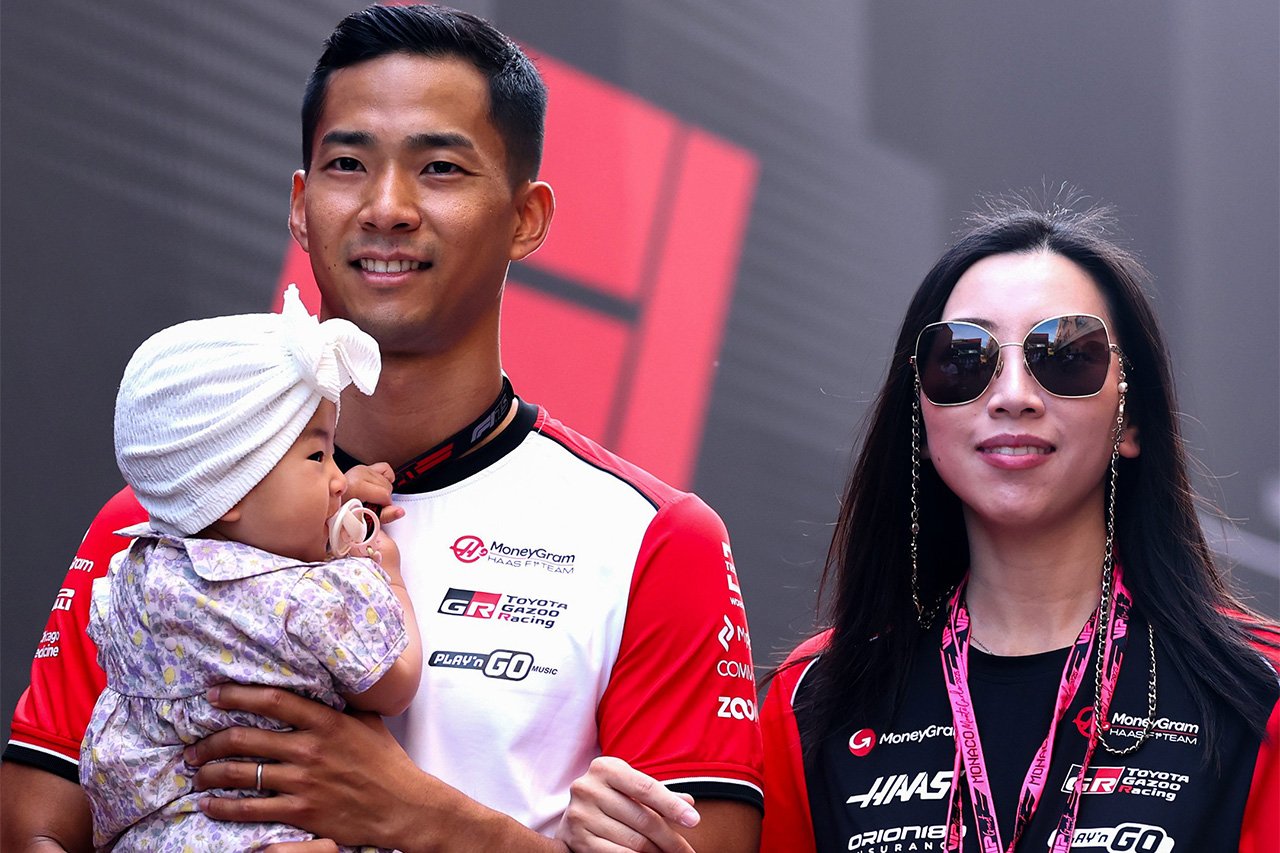 平川亮 F1モナコGPパドックに妻ナギサさんと娘ララちゃんと登場