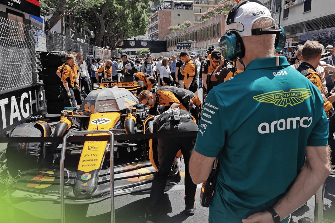 エイドリアン・ニューウェイ F1モナコGPでマクラーレンMCL39を注視