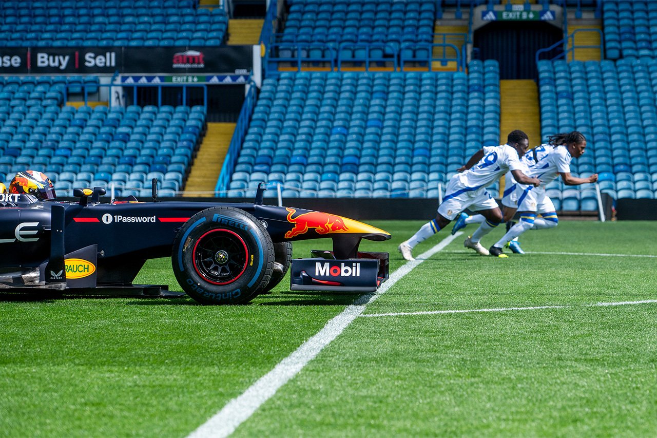 サッカー場にF1マシン乱入!? リンドブラッドがリーズの俊足軍団と激走