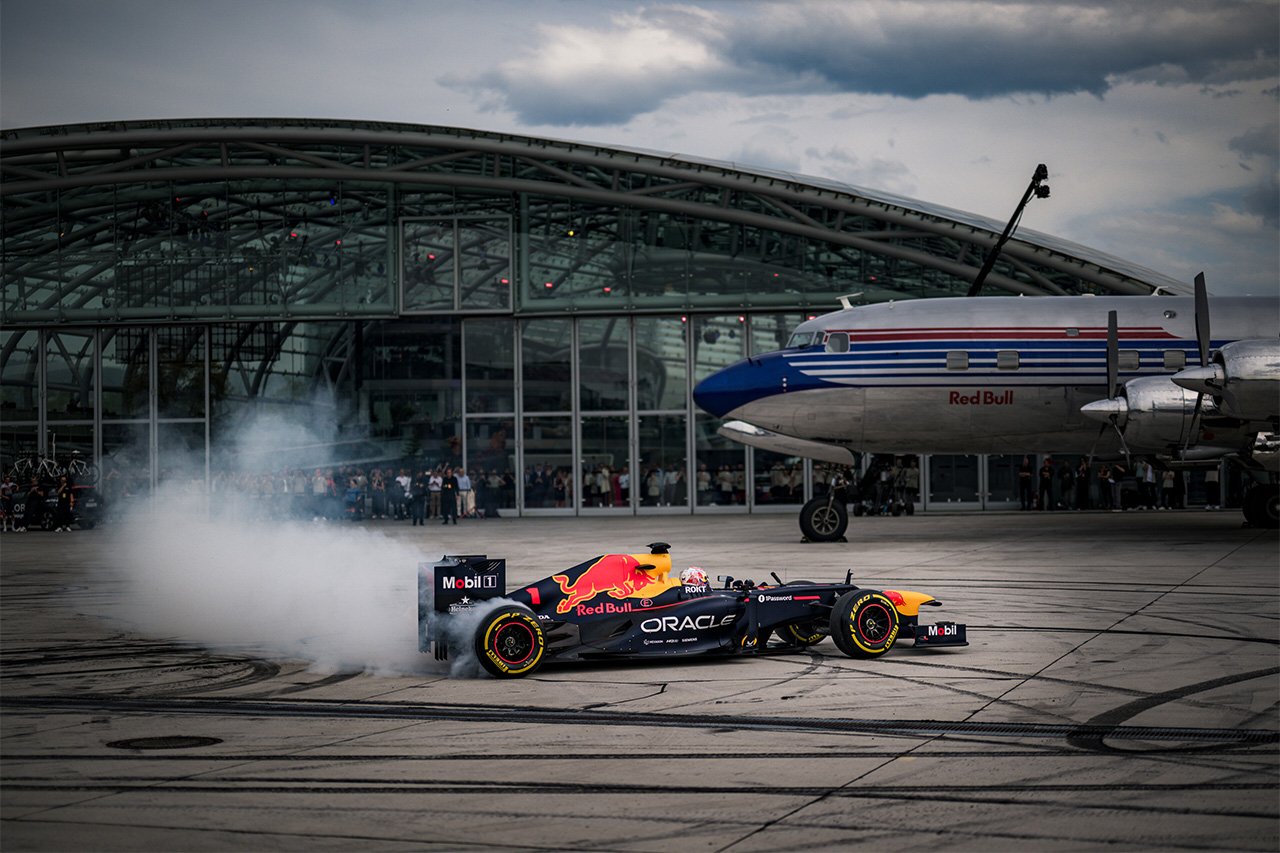 F1王者フェルスタッペンがRB8で滑走路を爆走 レッドブル・ハンガー7再始動
