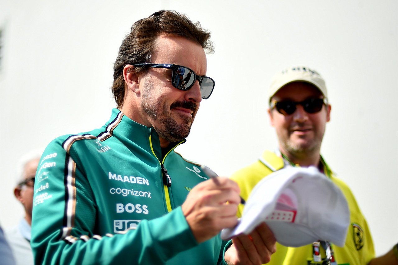 フェルナンド・アロンソがアルピーヌ“ランチ訪問” アストンマーティンF1火消し