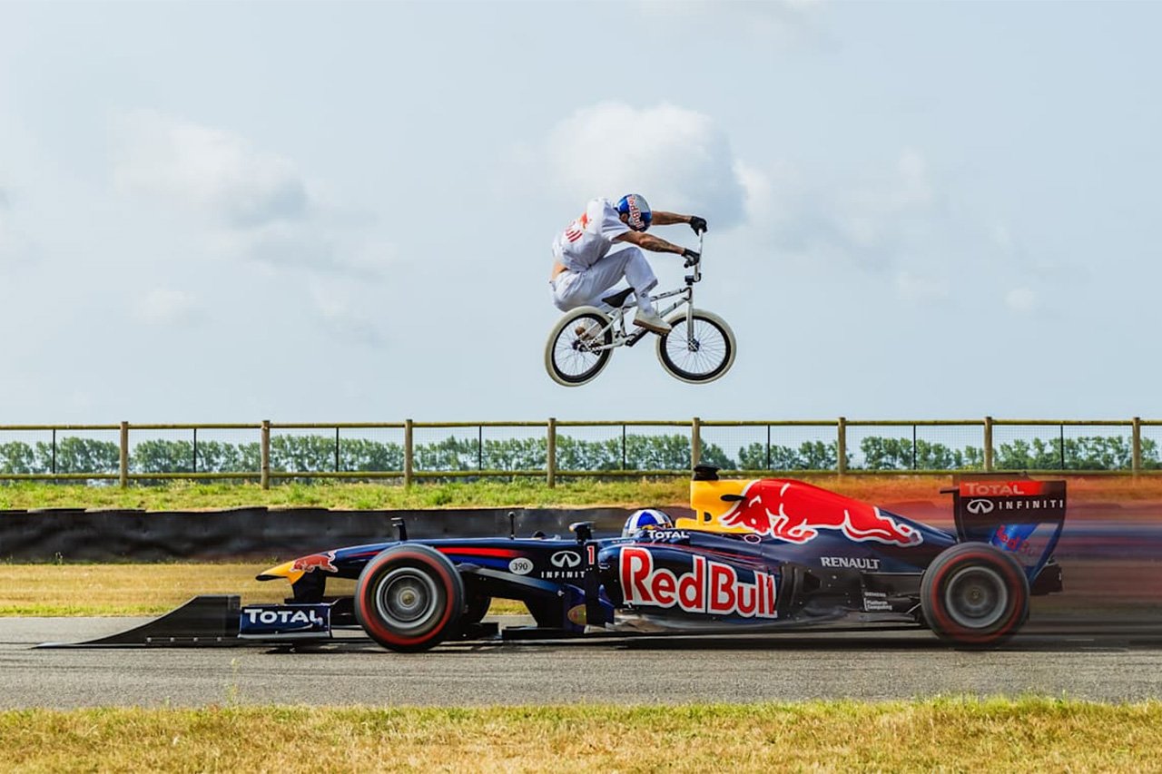 走行中のF1マシンをBMXライダーが飛び越える衝撃動画が公開