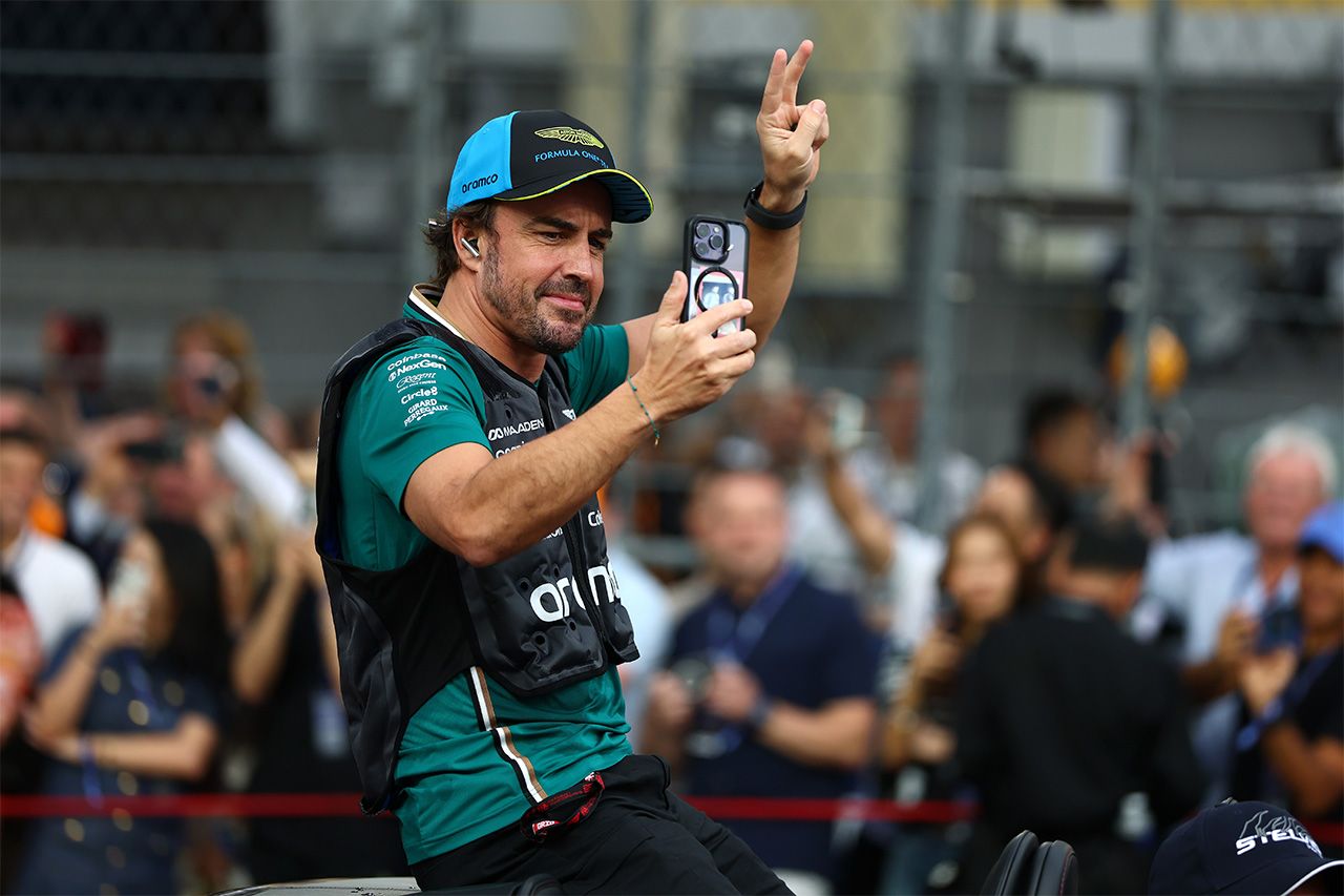 フェルナンド・アロンソ ハジャー撃破「ヒーロー・オブ・ザ・レースにトロフィーを」