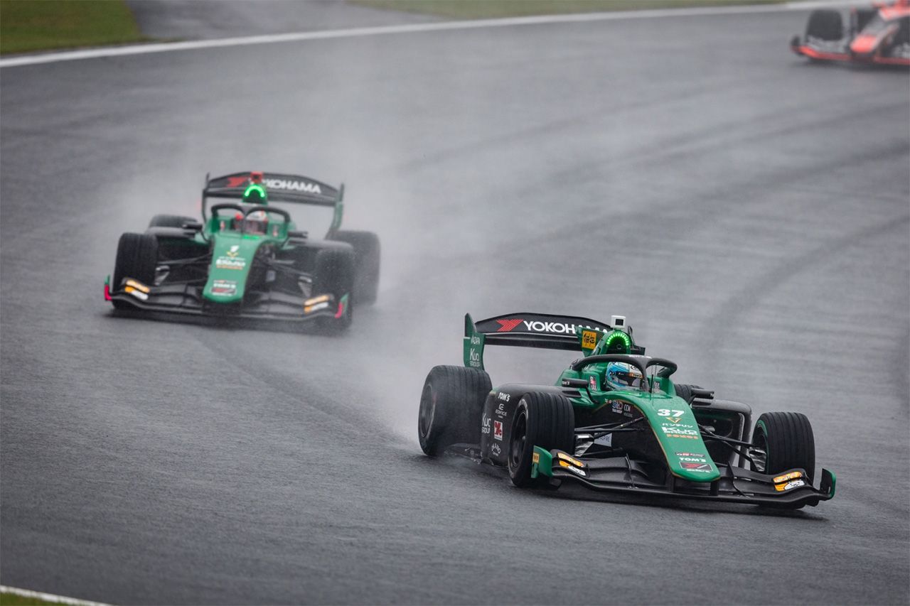 スーパーフォーミュラ:雨と霧に翻弄された14周、フェネストラズが今季初優勝