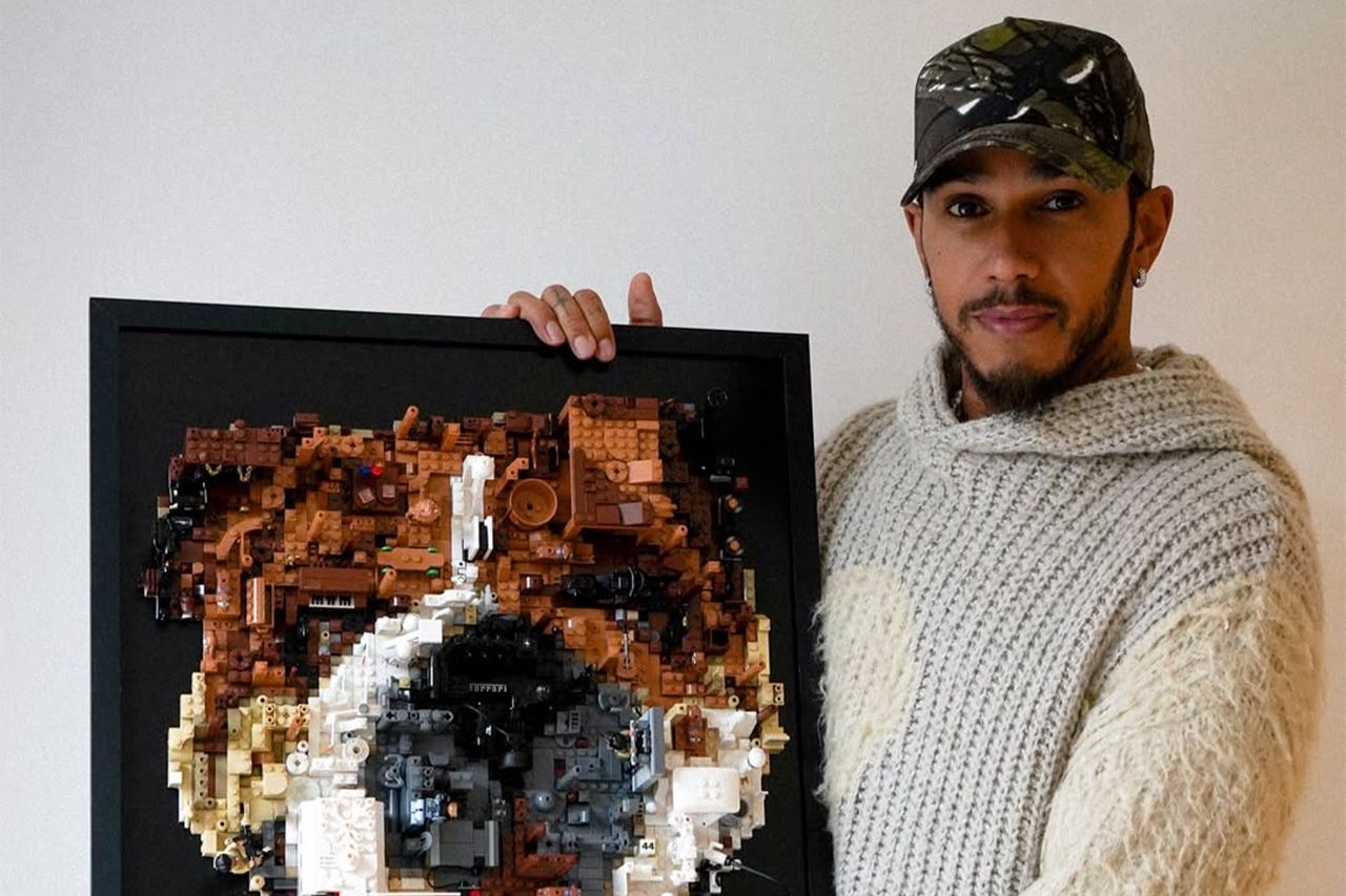 ルイス・ハミルトン、ファンが亡き愛犬ロスコーのLEGOポートレートを贈呈