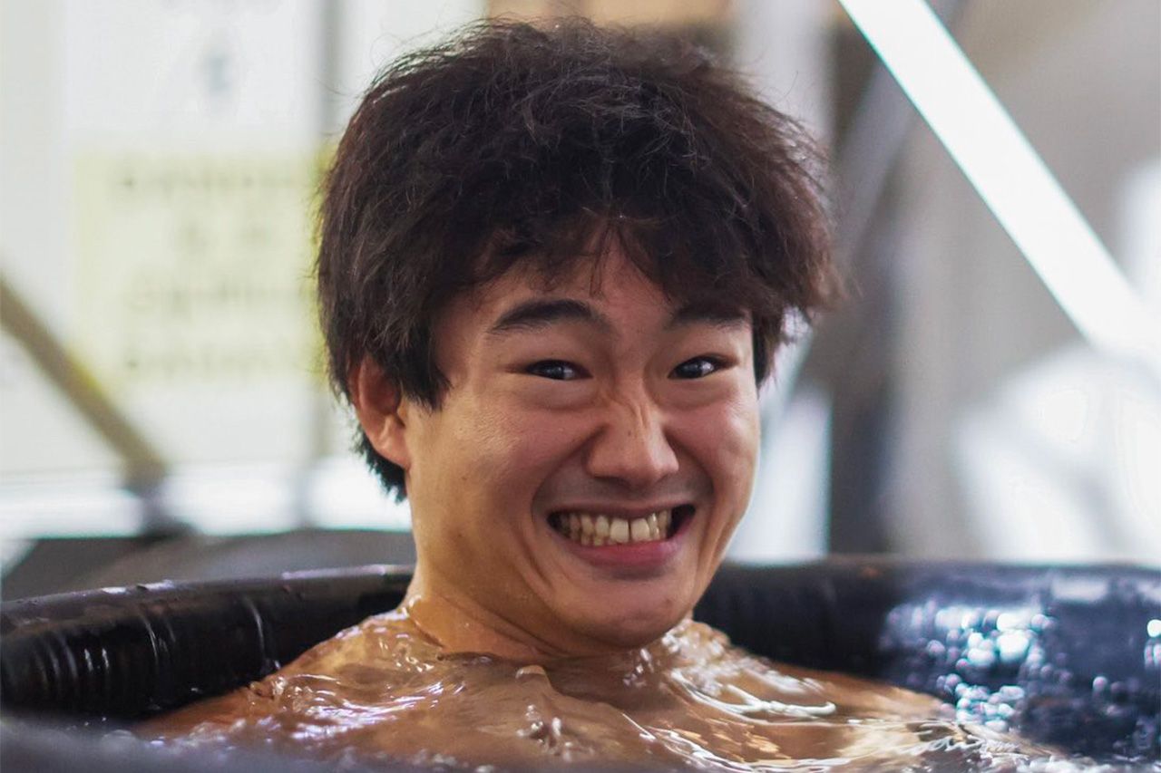 角田裕毅、レッドブルF1が投稿した“危険すぎるアイスバス”映像にSNS騒然