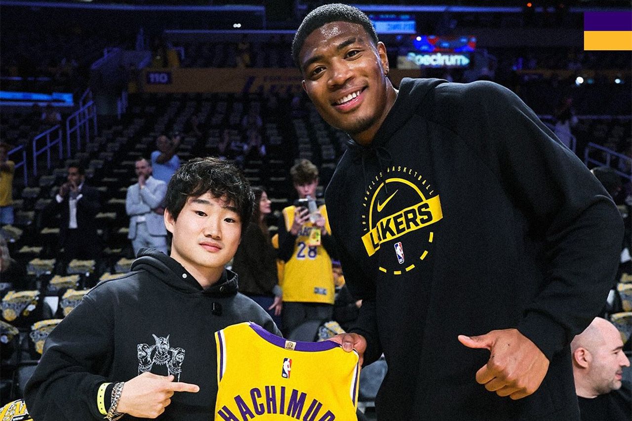 F1：角田裕毅 NBAレイカーズ開幕戦に登場 八村塁からユニフォーム贈呈