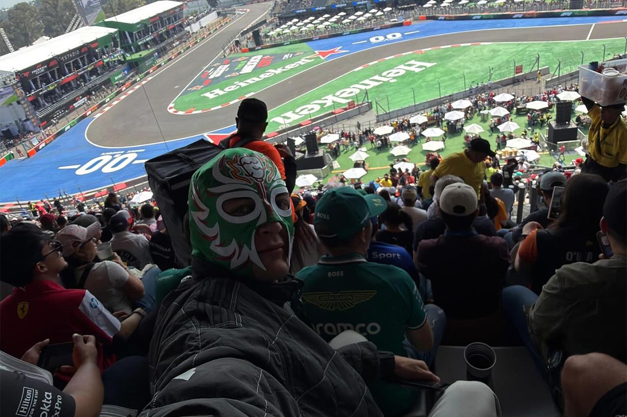 ジョージ・ラッセル F1メキシコGPのFP1中に覆面マスク姿で観客席に潜入