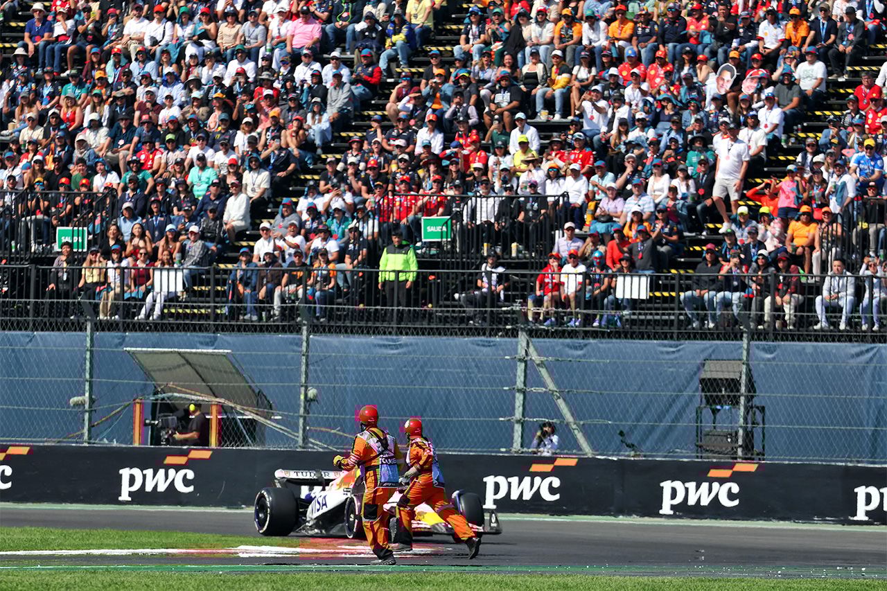 FIA、リアム・ローソンとF1マーシャルと接触寸前の危険な場を検証へ
