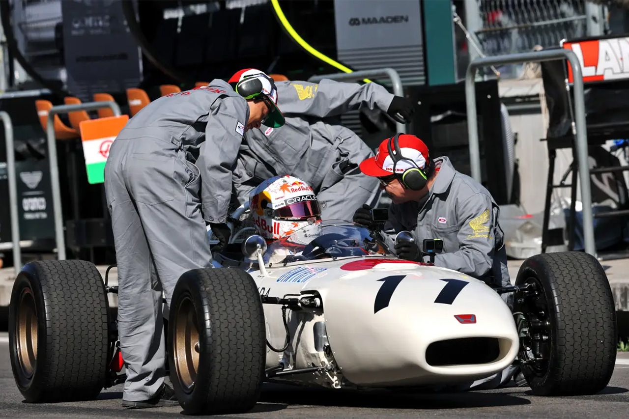 角田裕毅 ホンダF1初勝利マシンRA272でデモ走行もギアトラブルでストップ