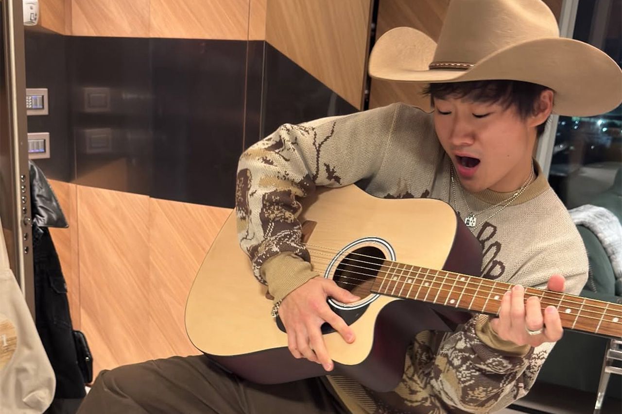 角田裕毅 ハロウィン仮装でレッドブルF1のシートを争うローソンをパロディ