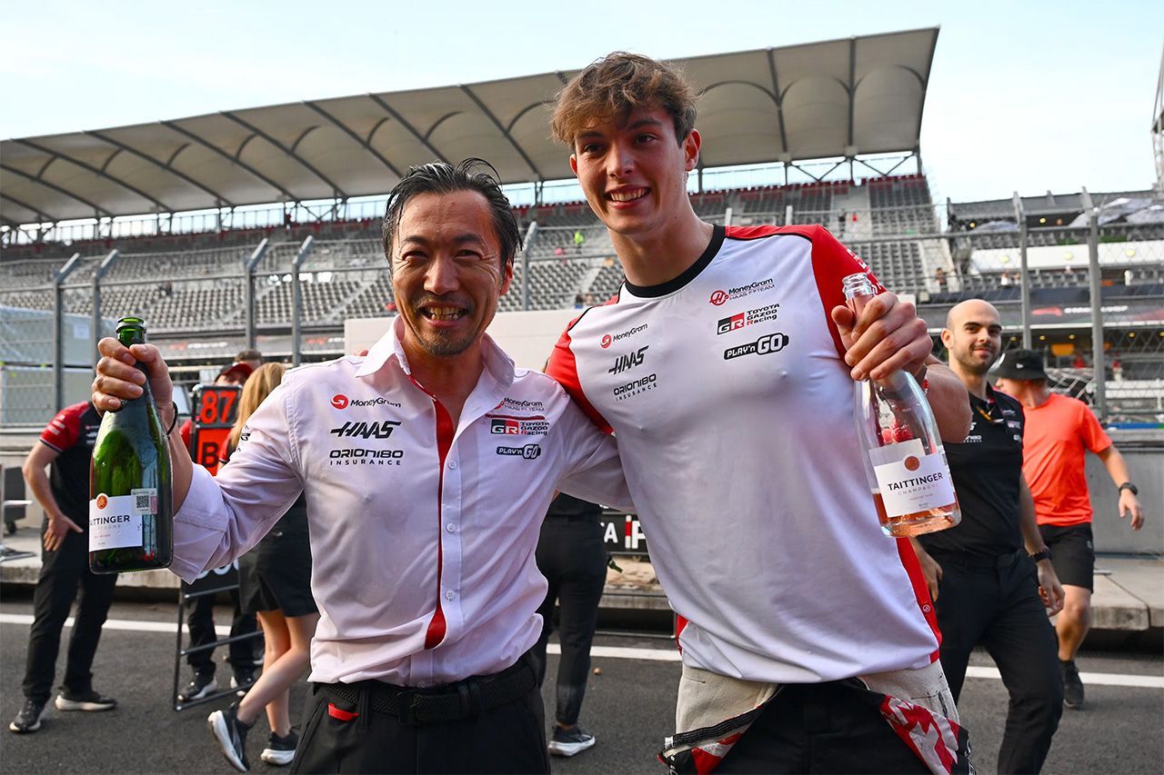オリバー・ベアマンと小松礼雄（ハースF1チーム）