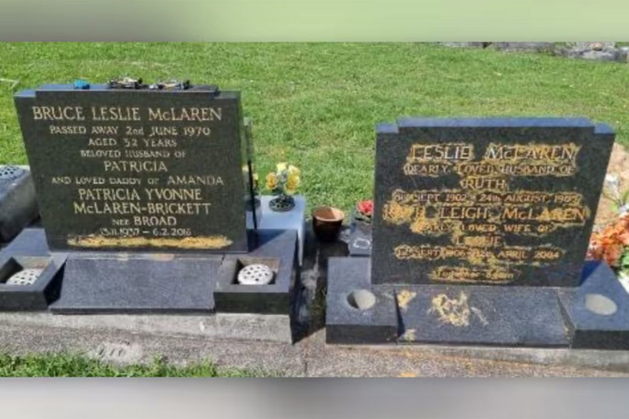 マクラーレンF1創設者ブルース・マクラーレンの墓が金色塗装と玩具で損壊