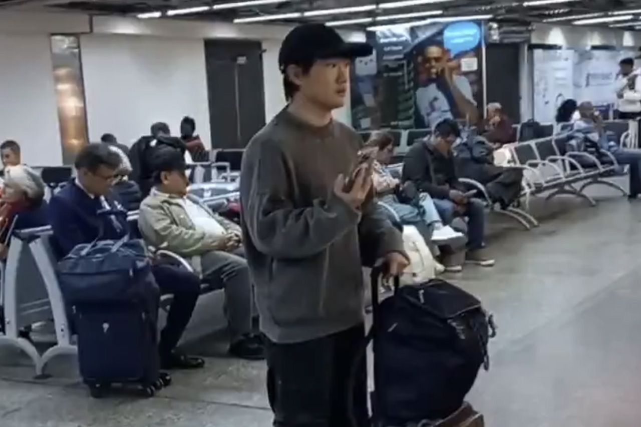 角田裕毅 レッドブルF1で孤立？ サンパウロ空港“ひとり到着”動画が波紋