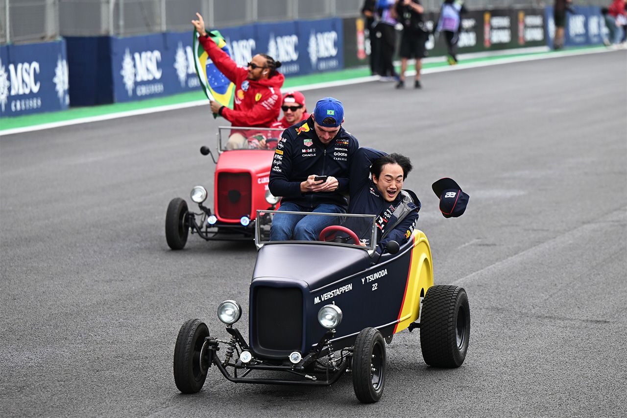 角田裕毅 F1ドライバーズパレードで珍事件 フェルスタッペンも爆笑