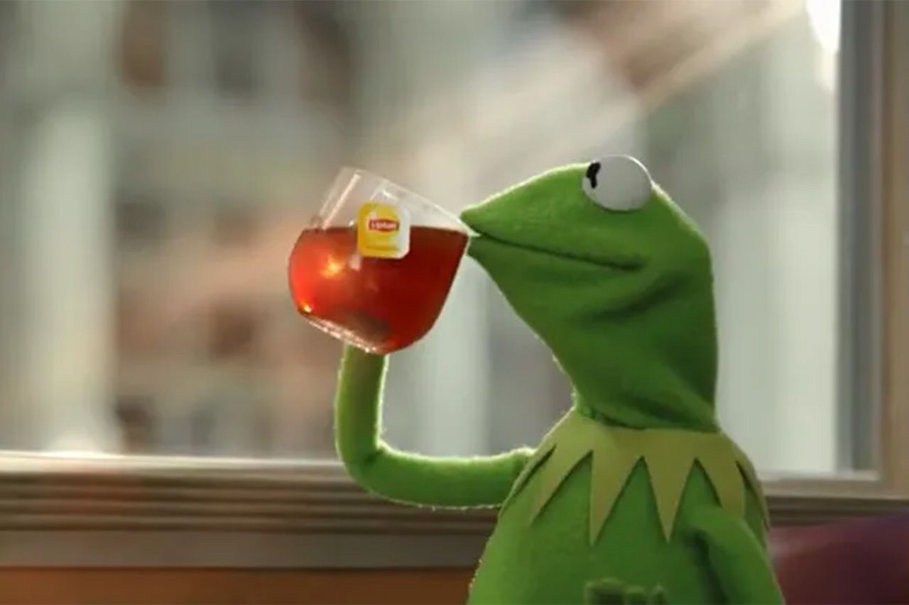 紅茶を飲んでいるカーミットのミーム