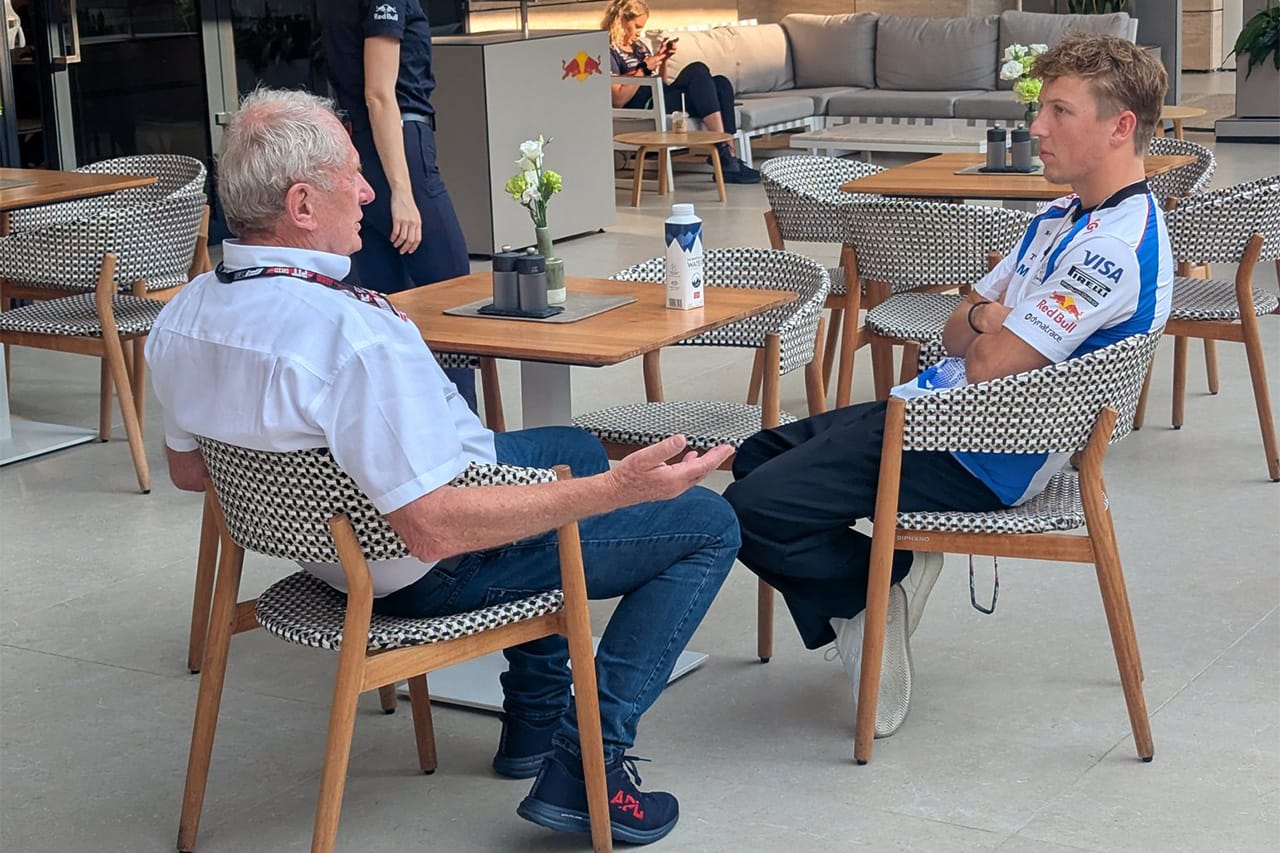 リアム・ローソンとヘルムート・マルコがF1カタールGPパドックで緊急会談