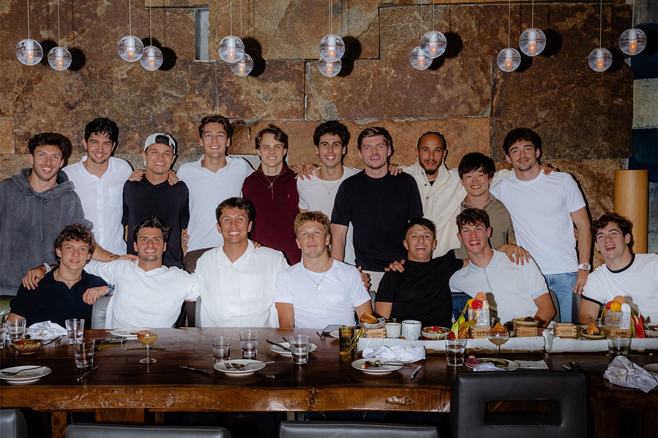 F1ドライバーが恒例のシーズン末ディナー開催 ドレスコードは白シャツ?